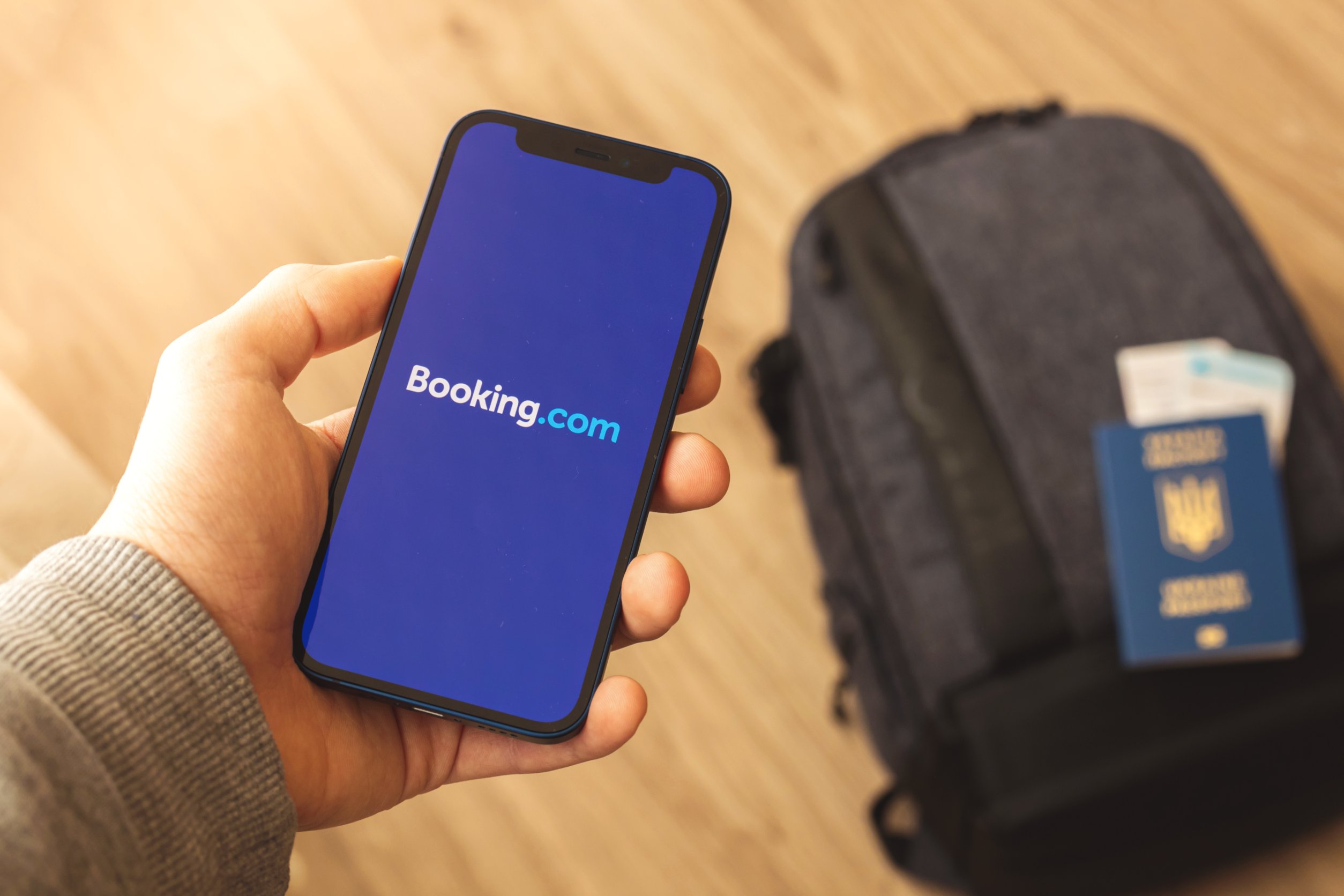 Booking Holdings stock crashes as a H&S pattern forms: buy the dip?