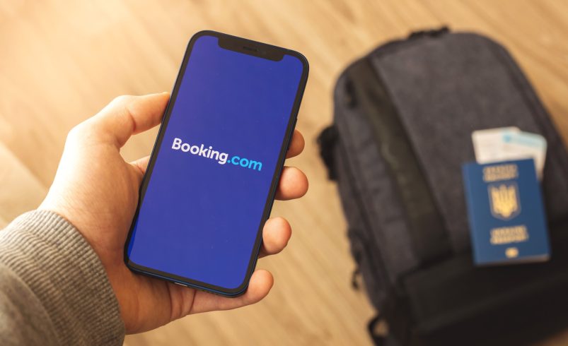 Booking Holdings stock crashes as a H&S pattern forms: buy the dip?