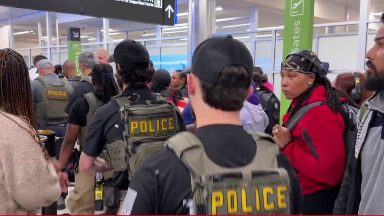 Delta suspends specialty services for members of Congress amid shutdown-driven TSA delays